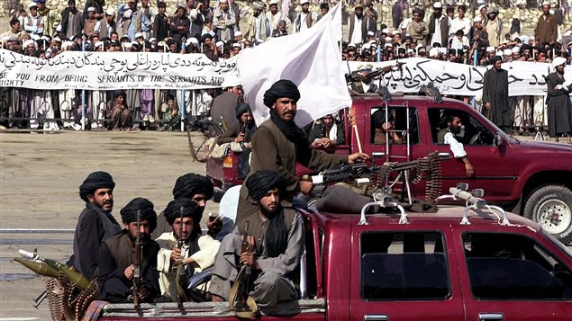 Des talibans armés dans des camionnettes