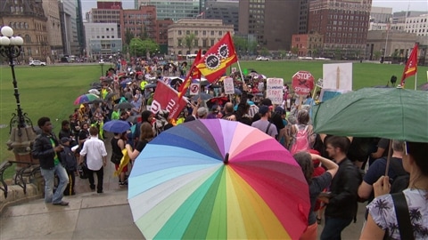 Des centaines de personnes avaient manifesté à Ottawa, en mai 2015, pour dénoncer le projet de loi C-51. 