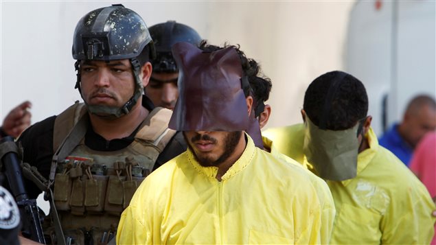 Fuerzas de seguridad iraquíes detienen a presuntos integrantes del grupo armado Estado Islámico.