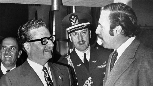 El 26 de agosto de 1971, el presidente Salvador Allende de Chile, conversando en Quito, Ecuador, con Orlando Letelier, su embajador en Washington.