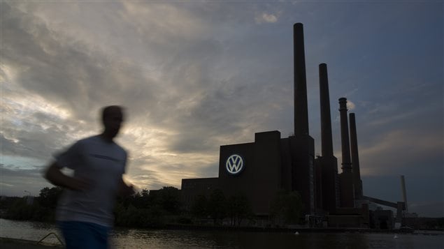Au Canada, où les modèles à moteur diesel représentent 22 % des ventes canadiennes de VW, le gouvernement a annoncé en 2015 qu’il allait lui aussi enquêter sur ce que le patron de Volkswagen a lui-même appelé des « manipulations trompeuses » obtenues grâce à un logiciel installé sur 11 millions de véhicules dans le monde et dont l'objectif était de truquer les résultats des tests antipollution.