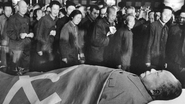 Desfile ante los restos del fallecido líder comunista chino Mao Zedong, 1976.
