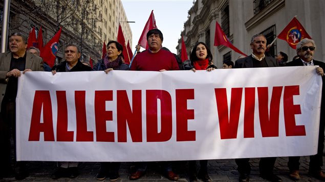 Activistas de los derechos humanos manifiestan frente a La Moneda el 11 de septiembre de 2015, 42 aniversario del golpe de estado en Chile. 