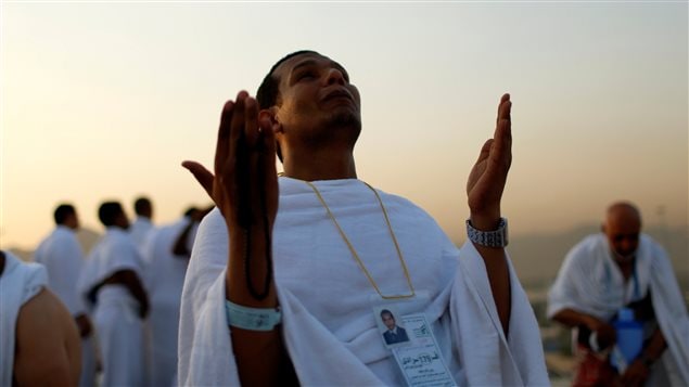 Un peregrino reza en el monte de la Misericordia el domingo durante la peregrinación anual a La Meca.