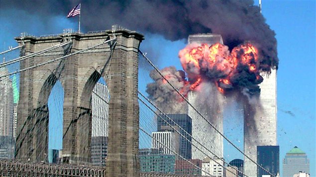 La deuxième tour du World Trade Center est en flamme après avoir été frappée par un avion détournée, le 11 septembre 2001.