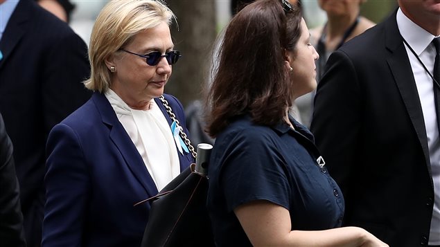 Hillary Clinton lors de son arrivée aux cérémonies du 11 septembre à New York, qu'elle a quitté à cause d'un malaise Hillary Clinton lors de son arrivée aux cérémonies du 11 septembre à New York, qu'elle a quitté à cause d'un malaise