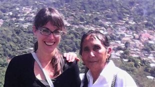 Marie-Dominik Langlois y Doña Clementa, lideresa de la comunidad xinka en Santa Anita Nixtiquipaque, Santa Rosa, Guatemala 