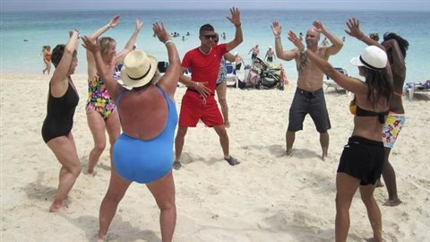 Des Touristes apprennent à danser comme des Cubains… © DESMOND BOYLAN – Reuters