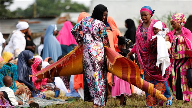 Grupo de mujeres llega a las plegarias de la celebración del Eid al-Adha en Lagos, Nigeria - Septiebre 12, 2016 