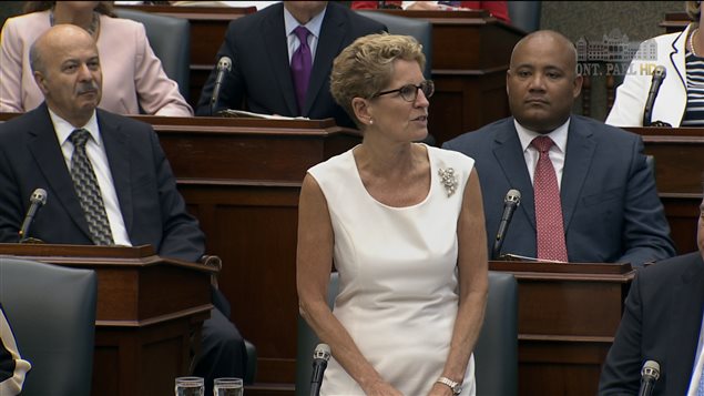 رئيسة حكومة أونتاريو الليبرالية كاثلين وين متحدثة أمام الجمعية التشريعية للمقاطعة (أرشيف)