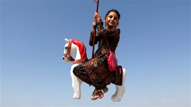 Niña afgana juega en un parque en el primer día de las vacaciones del Eid al-Adha en Kabul, Afghanistán - Septiembre 12, 2016