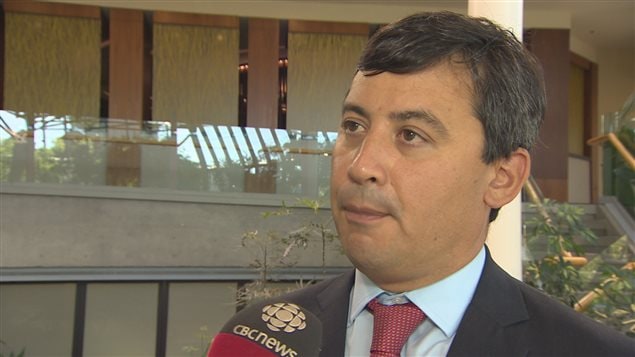 عضو مجلس العموم عن حزب المحافظين مايكل تشونغ، أحد المرشحين لقيادة الحزب، متحدثاً إلى