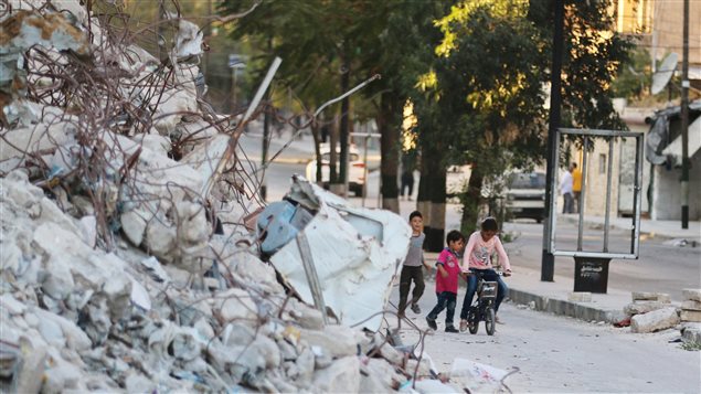 أطفال يتجولون بين أنقاض حلب