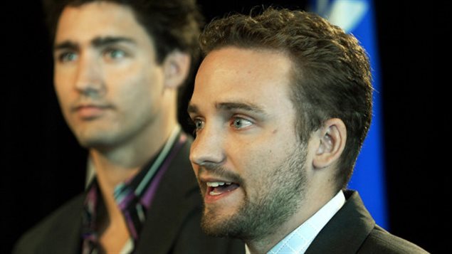 Alexandre Trudeau prend la parole aux côtés de son frère Justin en 2003. (Photo : Reuters)