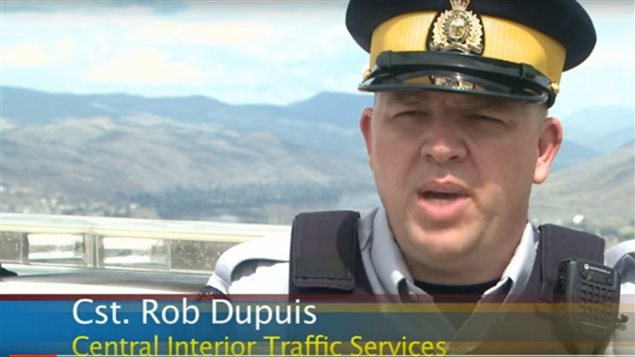 警官Rob Dupuis在检查毒品疑犯汽车后头晕脑胀