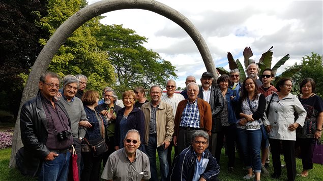 Miembros de la comunidad chilena de Montreal bajo El Arco, la escultura en homenajea Salvador Allende del artista quebequense Michel de Broin, en el parque Jean Drapeau. 