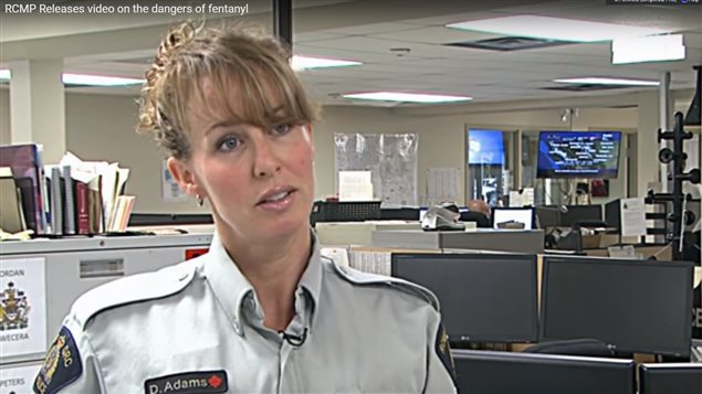 警官Dawn Adams在检查毒品时差点失去知觉