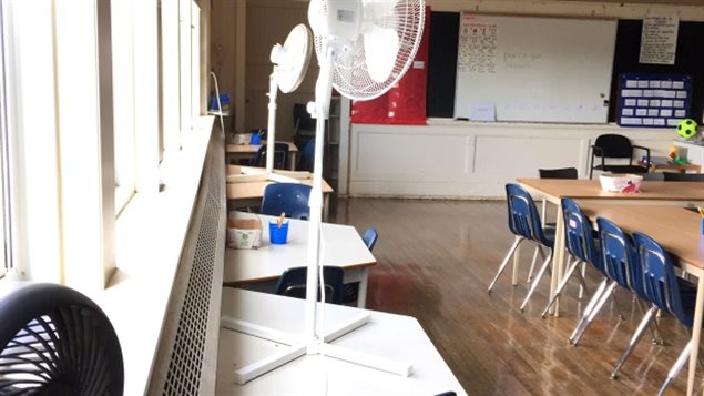多伦多一小学老师自掏腰包给教室购买降温设备
