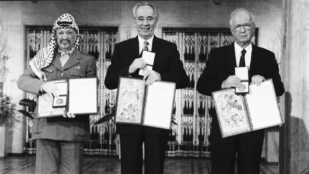 Con Yasser Arafat y Yitzhak Rabin al recibir el Nobel de la Paz.