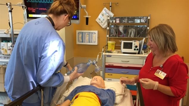 Nathalie Dulude, une infirmière de l’hôpital Shriners et Danièle Davidson, thérapeute des voies respiratoires photographiées par CBC lors d’une séance de simulation sur le mannequin José du nouveau centre de simulation.