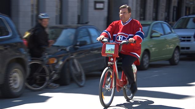 Le maire de Montréal Denis Coderre donnant les premiers coups de pédale de Bixi pour la saison estivale 2015.Crédit photo : SRC