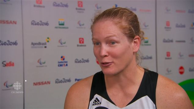 Janet McLachlan, co-capitana de la selección canadiense de baloncesto en silla de ruedas.