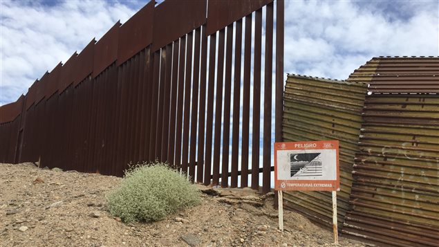 Una de las cercas que separan a México y Estados Unidos, vista desde Los Algodones, del lado mexicano. En el anuncio se puede leer:  Peligro. Temperaturas extremas.