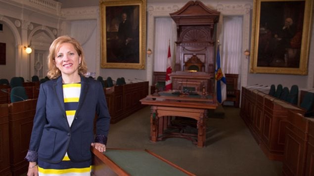 وزيرة الهجرة في حكومة نوفا سكوشا لينا متلج دياب في صورة مأخوذة داخل قاعة الجمعية التشريعية للمقاطعة (أرشيف).