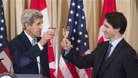 Le premier ministre du Canada Justin Trudeau en compagnie du secrétaire d’État américain, John Kerry en mars dernier alors qu’il annonçait que le Canada va briguer un siège non permanent au Conseil de sécurité des Nations unies.