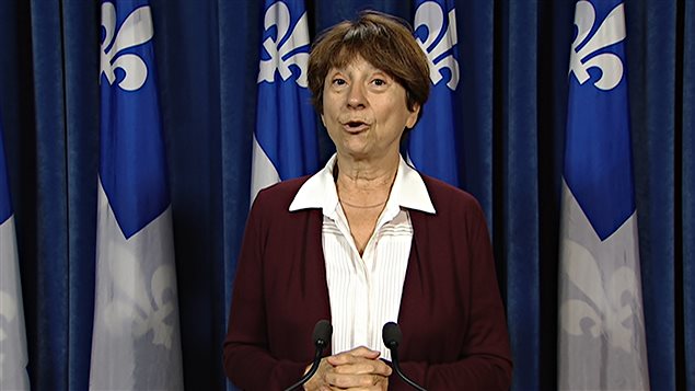 الزعيمة المشاركة لحزب التضامن الكيبيكي (Québec solidaire) فرانسواز دافيد متوجهة إلى الصحافيين في مبنى الجمعية الوطنية في كيبيك.