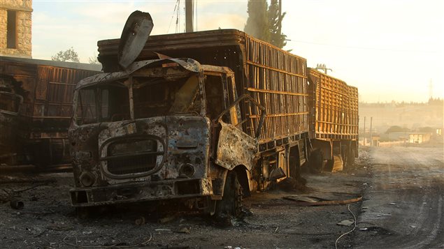 قافلة مساعدات إنسانيّة دمّرها القصف أثناء نقل المساعدات إلى غرب حلب