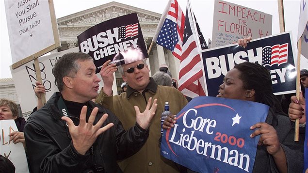 Des partisans de George W. Bush et d'Al Gore argumentent devant la Cour suprême des États-Unis. Des partisans de George W. Bush et d'Al Gore argumentent devant la Cour suprême des États-Unis.