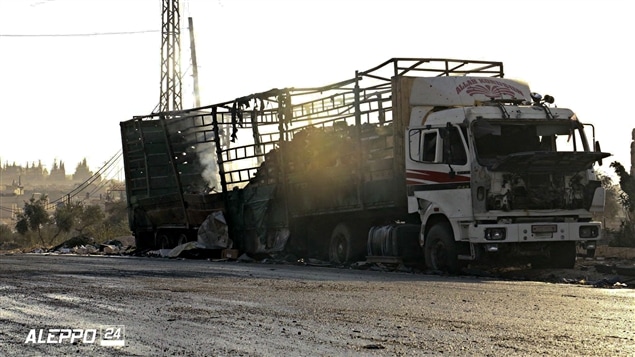 Camiones de ayuda humanitaria de la ONU destruidos por un ataque aéreo cerca de Alepo, Siria.