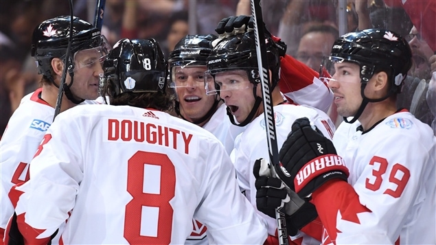 Jay Bouwmeester, Drew Doughty, Jonathan Toews, Corey Perry et Logan Couture