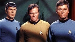 Le capitaine Kirk accompagné de ses fidèles camarades, Spock et McCoy