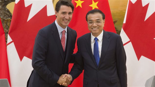 مصافحة بين رئيس الحكومة الصينية لي كيكيانغ (إلى اليمين) وضيفه رئيس الحكومة الكندية جوستان ترودو في 31 آب (أغسطس) 2016 في قصر الشعب في بكين.