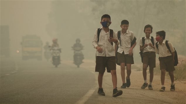 Niños regresan a casa en medio de bruma contaminante en Indonesia / Archivos 2015 