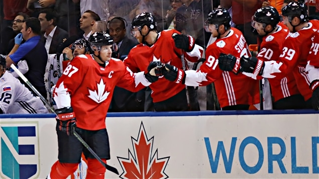 Sidney Crosby célèbre son but avec ses coéquipiers canadiens.
