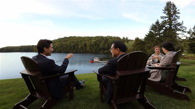 El Primer ministro Justin Trudeau conversa con el primer ministro chino Li Keqiang, acompañados por sus respectivas esposas. 