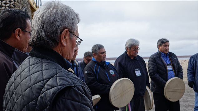 Jefes indígenas reunidos durante la ceremonia de inauguración de la mina Gahcho Kué, en la que 1 de cada 4 trabajadores es indígena.