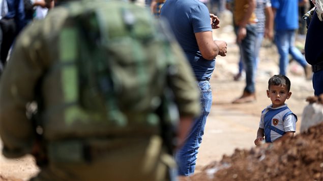 Niño palestino en un retén del ejército israelí en Hebrón / Archivos