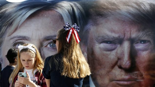 Jeunes devant la photo des deux candidats présidentiels américains