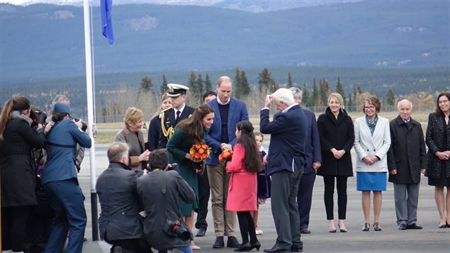 Photo du couple princier à son arrivée à Whitehorse, au Yukon Photo du couple princier à son arrivée à Whitehorse, au Yukon