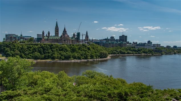 La ville d’Ottawa et la colline du Parlement vues de la rive gatinoise.