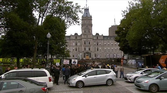 سائقو أجرة يتظاهرون أمام مقرّ البرلمان في كيبيك