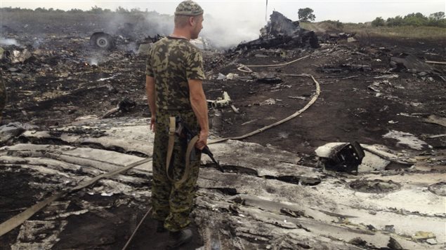 Miliciano pro-ruso en el sitio donde cayó el Vuelo MH17 de la Malaysia Airlines el 17 de julio 2014.