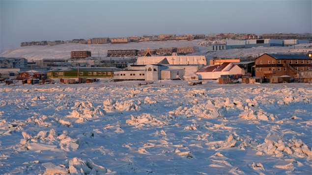 Lévée du soleil à Iqualuit au Nunavut