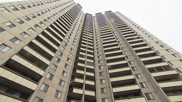 Une tour d’habitation du quartier Jane et Finch de Toronto. Stratégie nationale sur le logement - Des investissements massifs dans le logement abordable, mais aucune action concrète pour favoriser l'accession à la propriété.