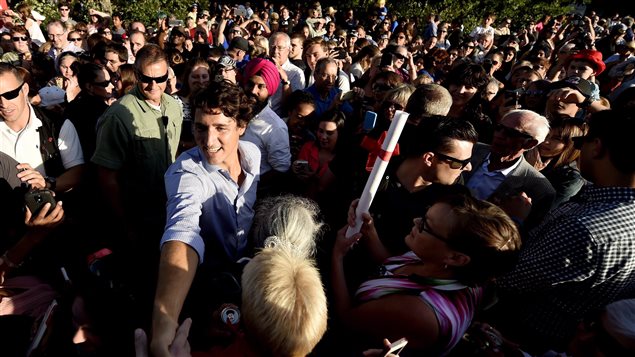 Le premier ministre du Canada, Justin Trudeau rencontre des citoyens. 