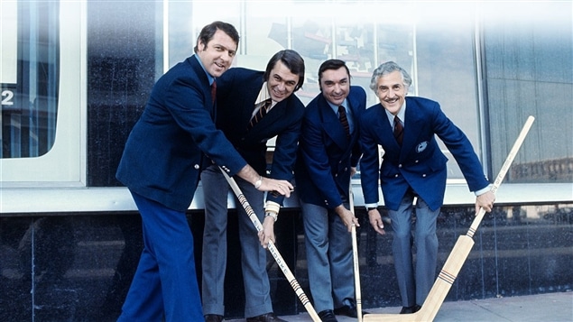 Lionel Duval avec ses coéquipiers de La soirée du hockey (Gilles Tremblay, Richard Garneau et René Lecavalier) Lionel Duval avec ses coéquipiers de La soirée du hockey (Gilles Tremblay, Richard Garneau et René Lecavalier)
